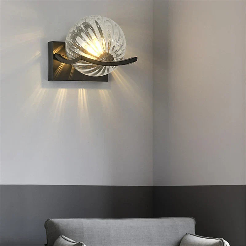 Elegancka Lampa Ścienna LED Szklana Konstrukcja i Przytulna Atmosfera