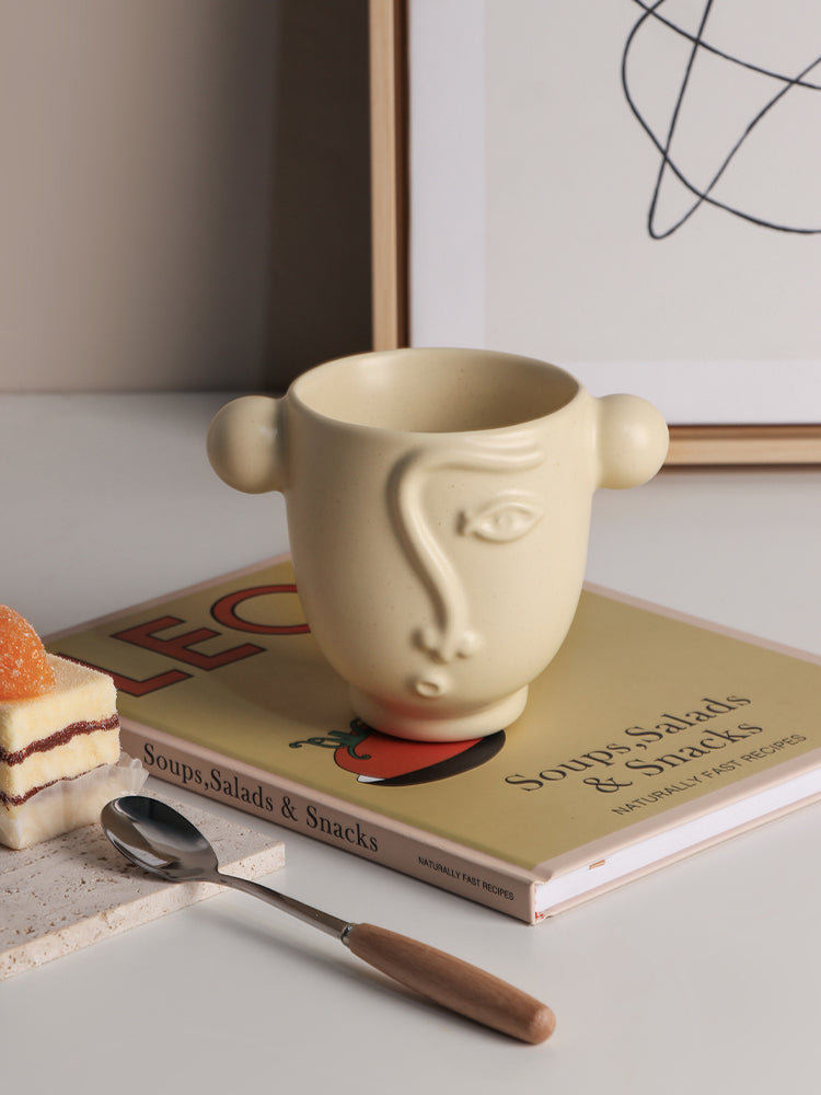Wysokiej jakości kubek porcelanowy o wyrafinowanym stylu i wszechstronności