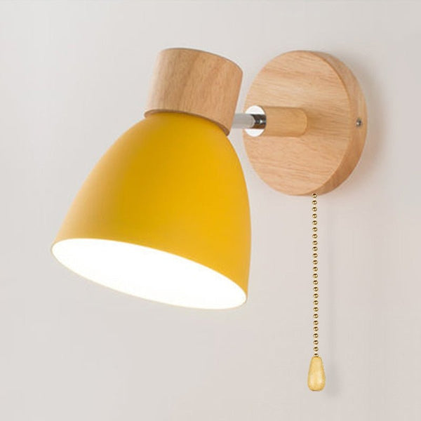Stylowa drewniana lampa ścienna z łatwym sterowaniem