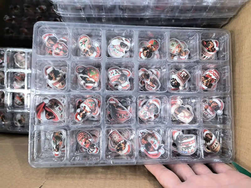 Kalendarz adwentowy z motywem jamnika – 24-dniowe odliczanie i dekoracyjny wzór akrylowy 6