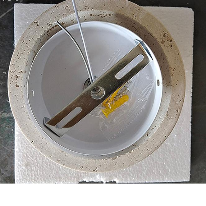 Kremowa lampa ścienna w stylu skandynawskim zapewniająca przytulne światło i elegancką prostotę