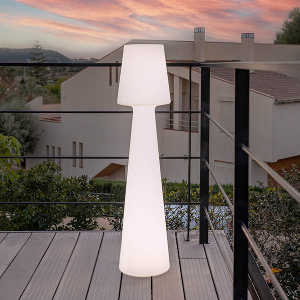 Elegancka Lampa Podłogowa z Subtelnym Blaskiem