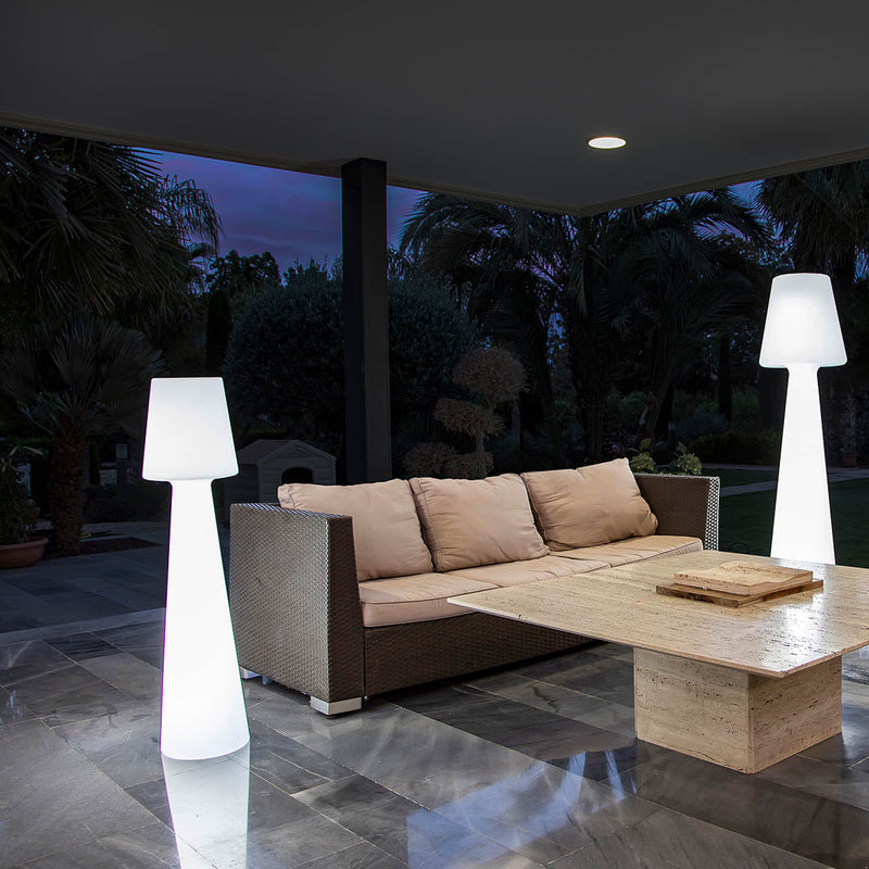 Elegancka Lampa Podłogowa z Subtelnym Blaskiem