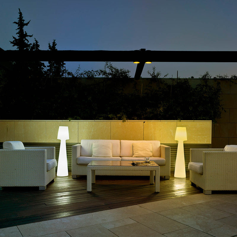 Elegancka Lampa Podłogowa z Subtelnym Blaskiem