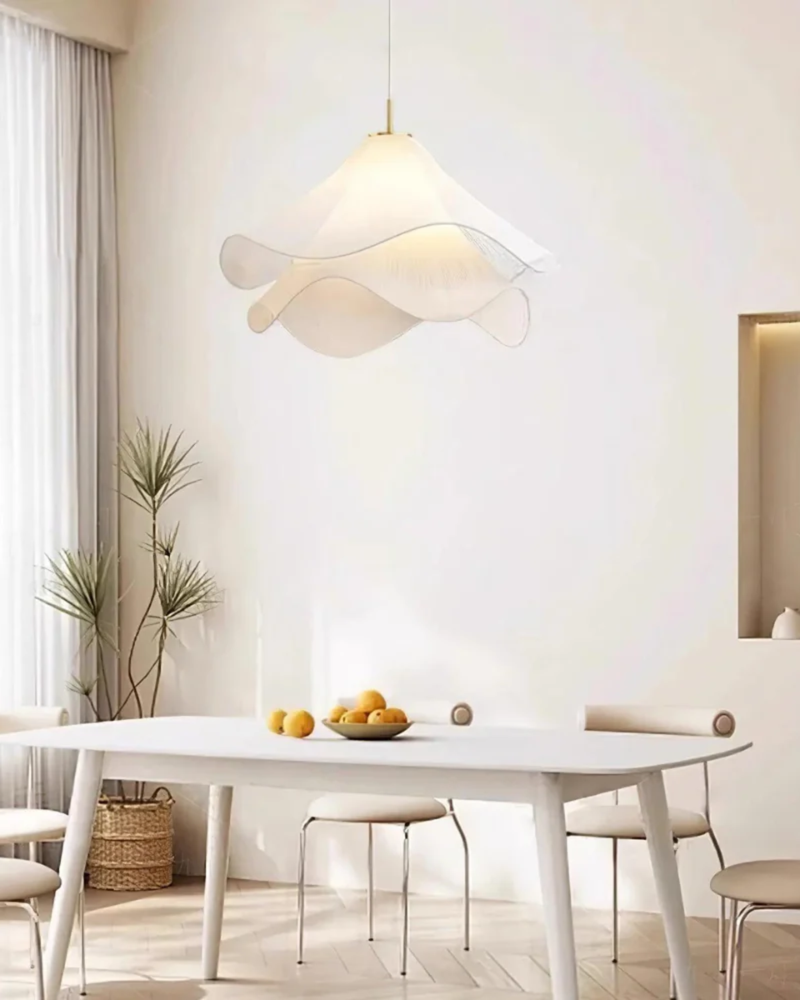 Lampa Sufitowa z Kwiatowym Motywem i Eleganckim Wykończeniem