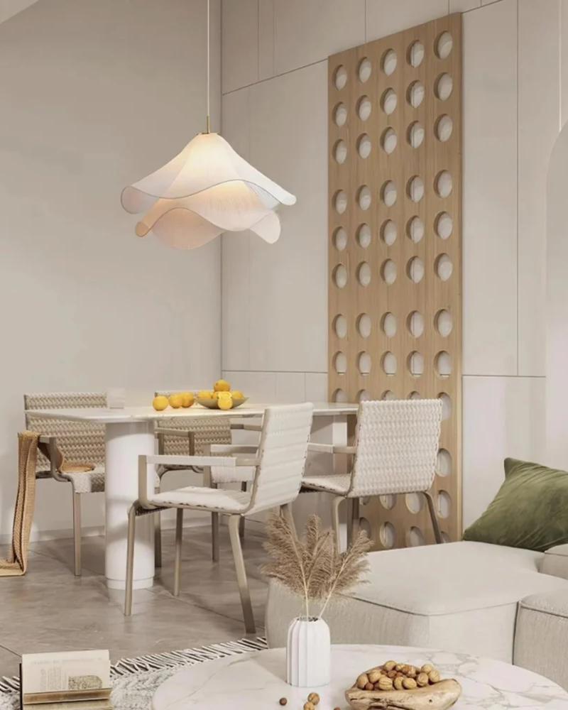 Lampa Sufitowa z Kwiatowym Motywem i Eleganckim Wykończeniem