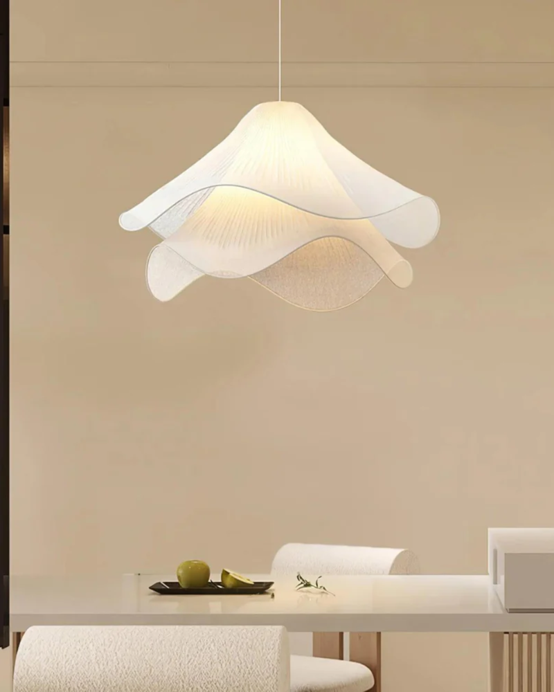 Lampa Sufitowa z Kwiatowym Motywem i Eleganckim Wykończeniem