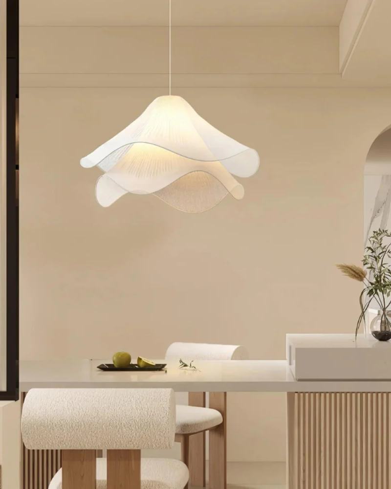 Lampa Sufitowa z Kwiatowym Motywem i Eleganckim Wykończeniem