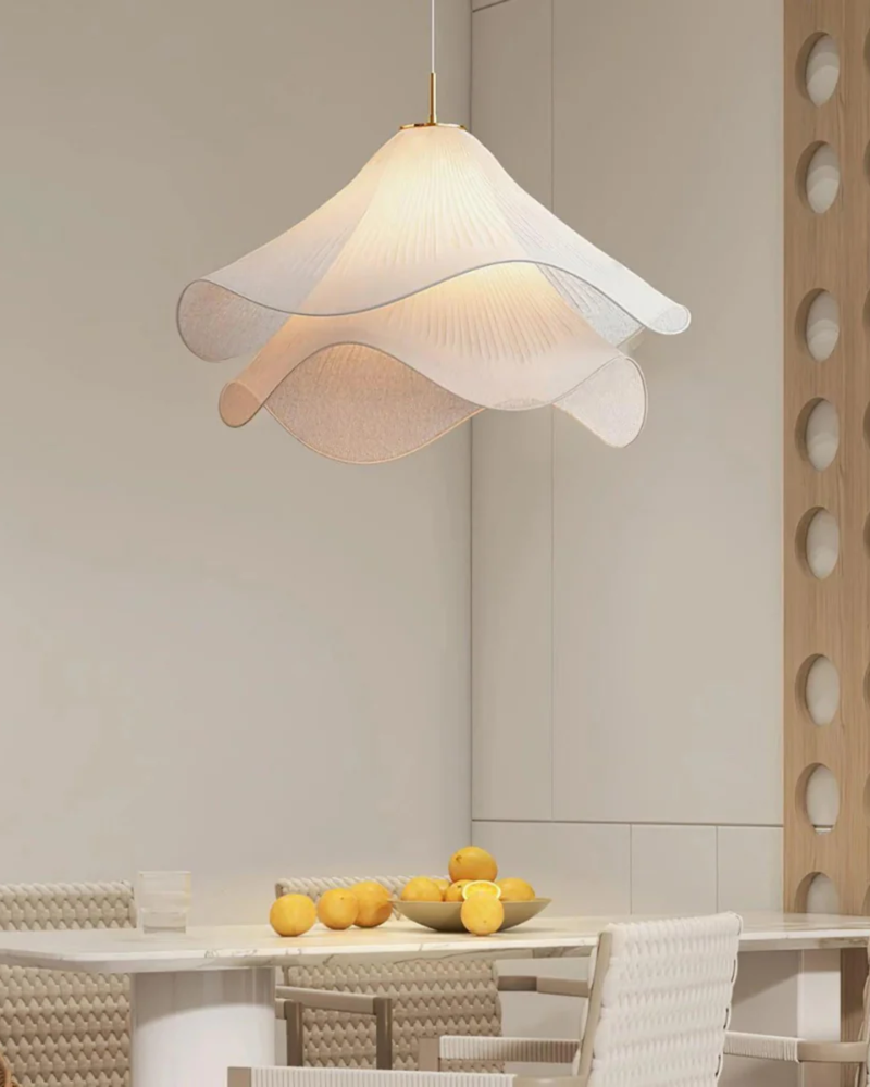 Lampa Sufitowa z Kwiatowym Motywem i Eleganckim Wykończeniem