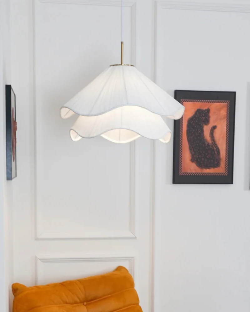 Lampa Sufitowa z Kwiatowym Motywem i Eleganckim Wykończeniem