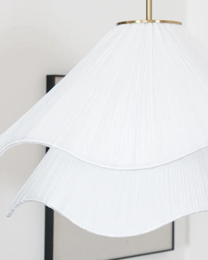 Lampa Sufitowa z Kwiatowym Motywem i Eleganckim Wykończeniem