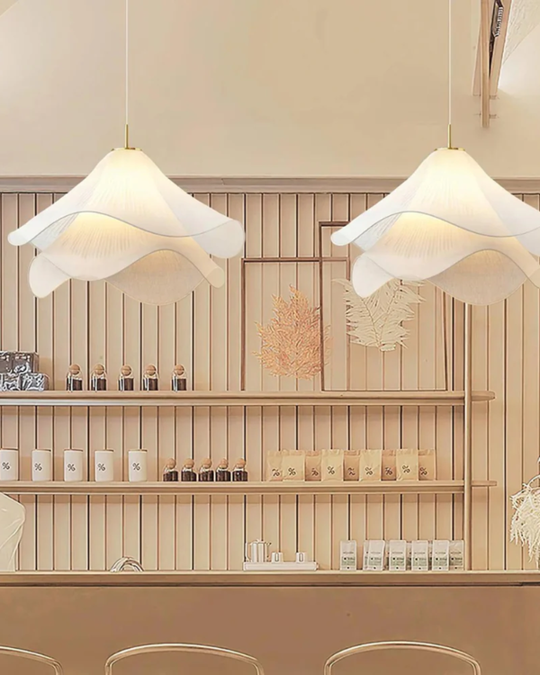 Lampa Sufitowa z Kwiatowym Motywem i Eleganckim Wykończeniem