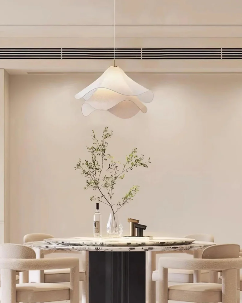 Lampa Sufitowa z Kwiatowym Motywem i Eleganckim Wykończeniem