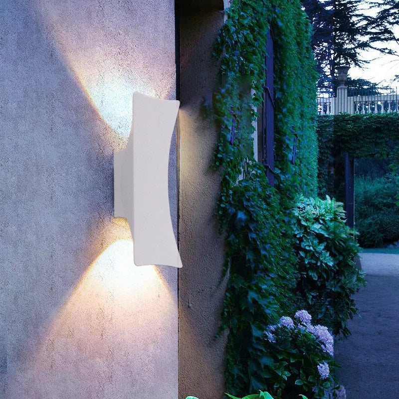 Designerska Lampa Elewacyjna LED Trwałe i Efektywne Oświetlenie Zewnętrzne