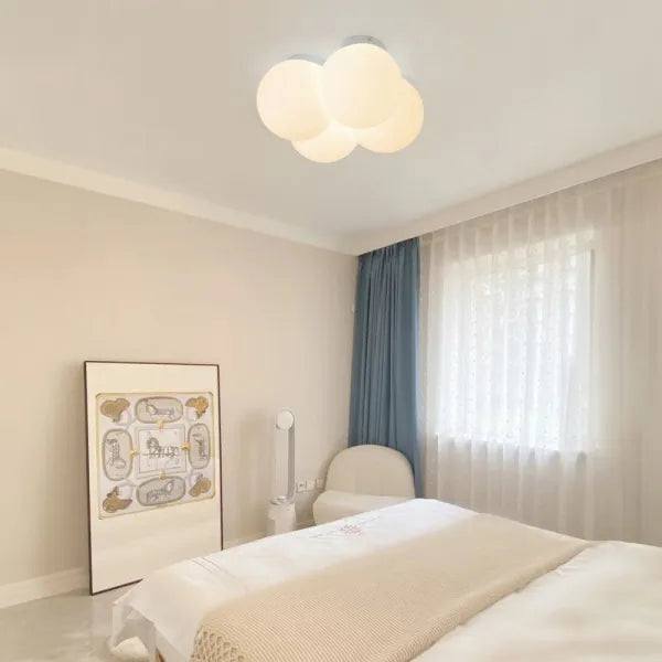 Ściemnialna lampa sufitowa LED zapewniająca nastrojowe oświetlenie