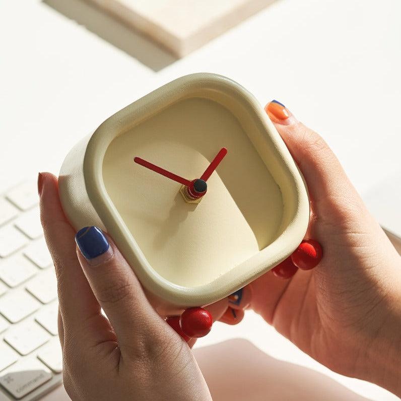 Prosta elegancja z czytelnym zegarem biurkowym