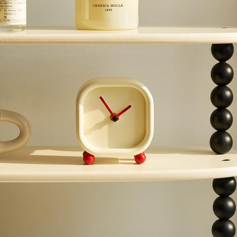 Prosta elegancja z czytelnym zegarem biurkowym