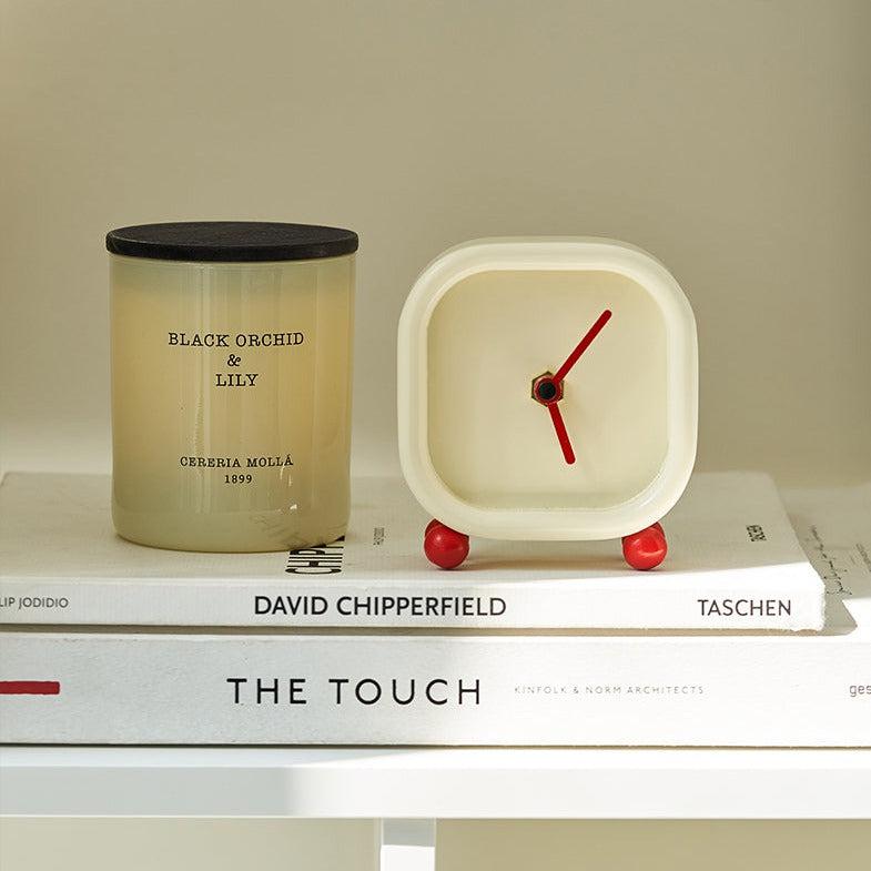 Prosta elegancja z czytelnym zegarem biurkowym