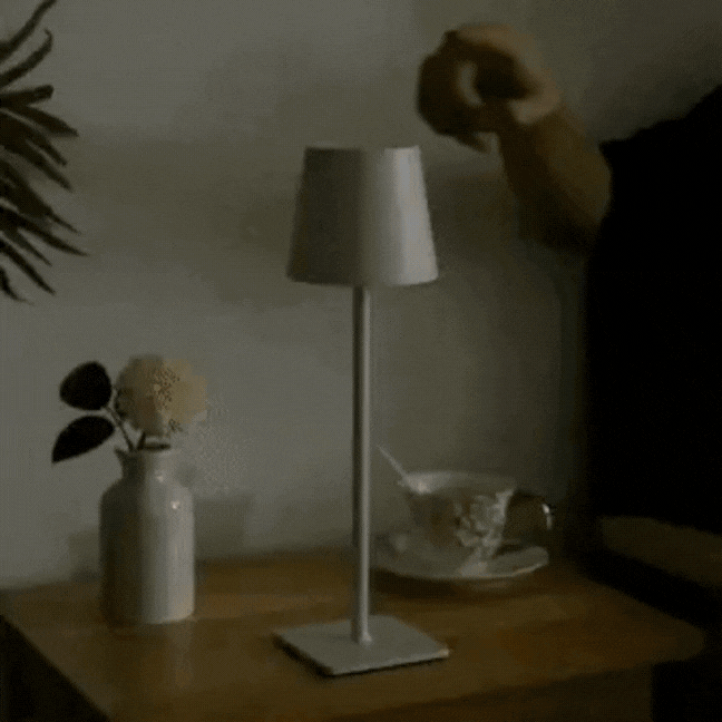 Lampa stołowa, która ładuje się bez kabli!