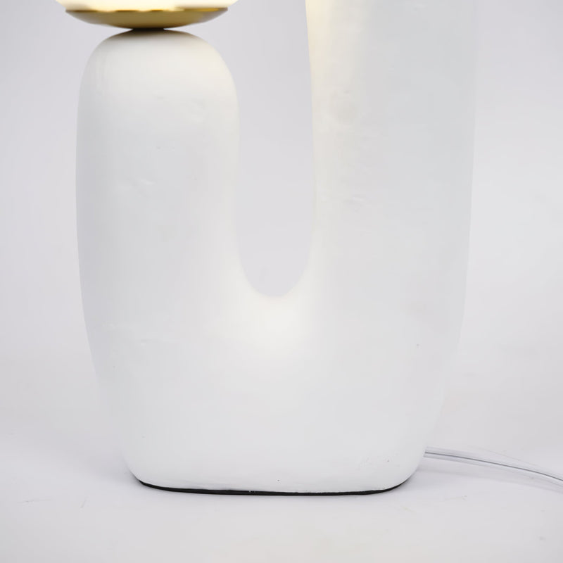 Lampa Stołowa w Współczesnym Stylu z Naturalnym Akcentem