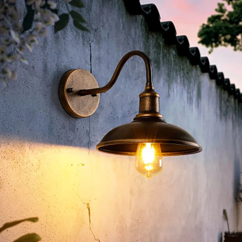 Elegancka lampa ścienna w retro designie