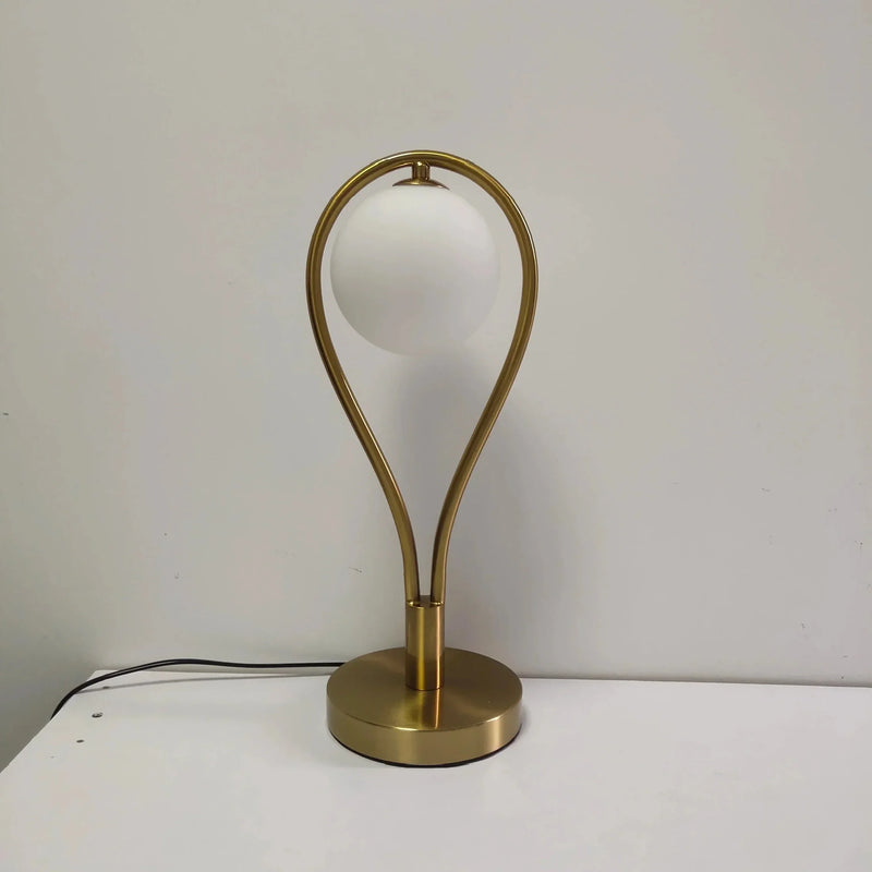 Elegancka lampa do sypialni ze szklanymi detalami