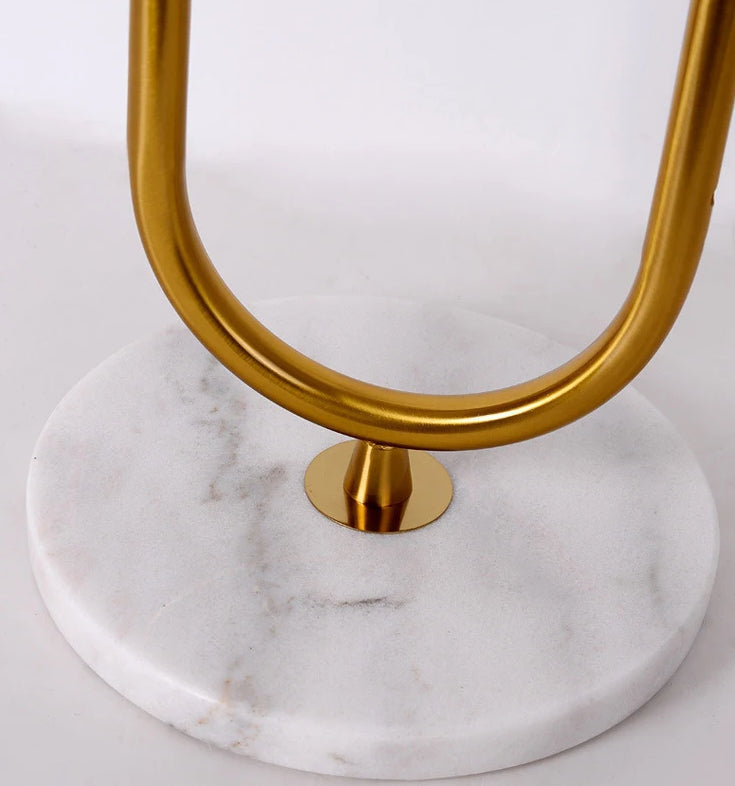 Nordycka lampa stojąca z marmurowym stolikiem