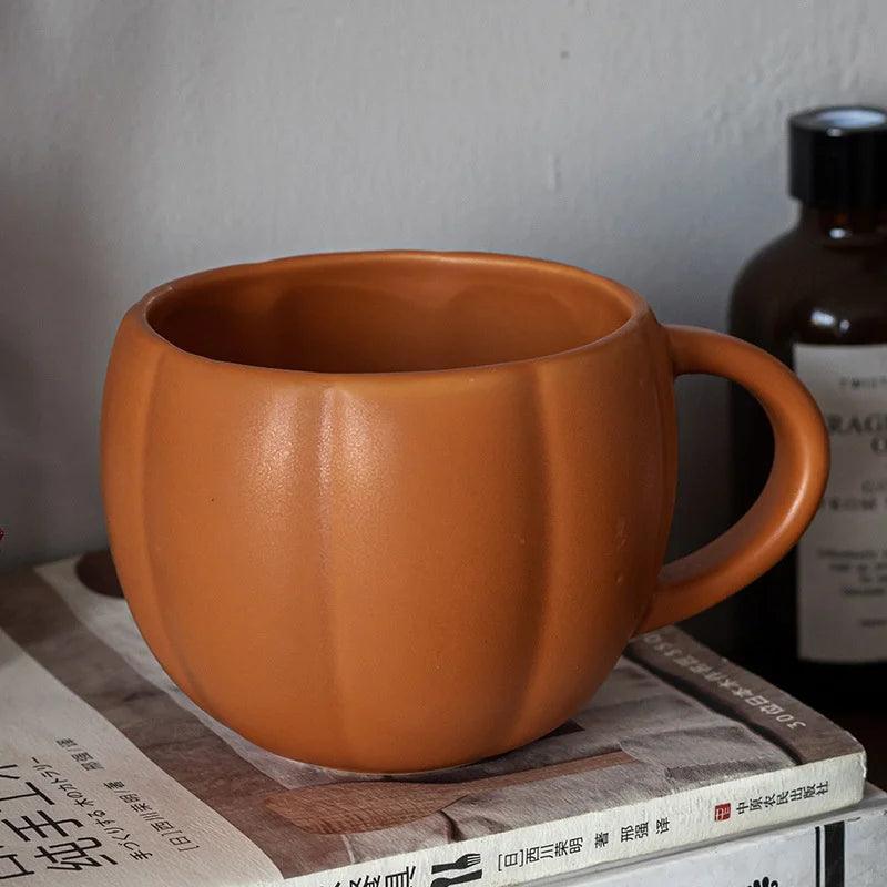 Uroczy kubek ceramiczny w kształcie dyni na jesienne napoje