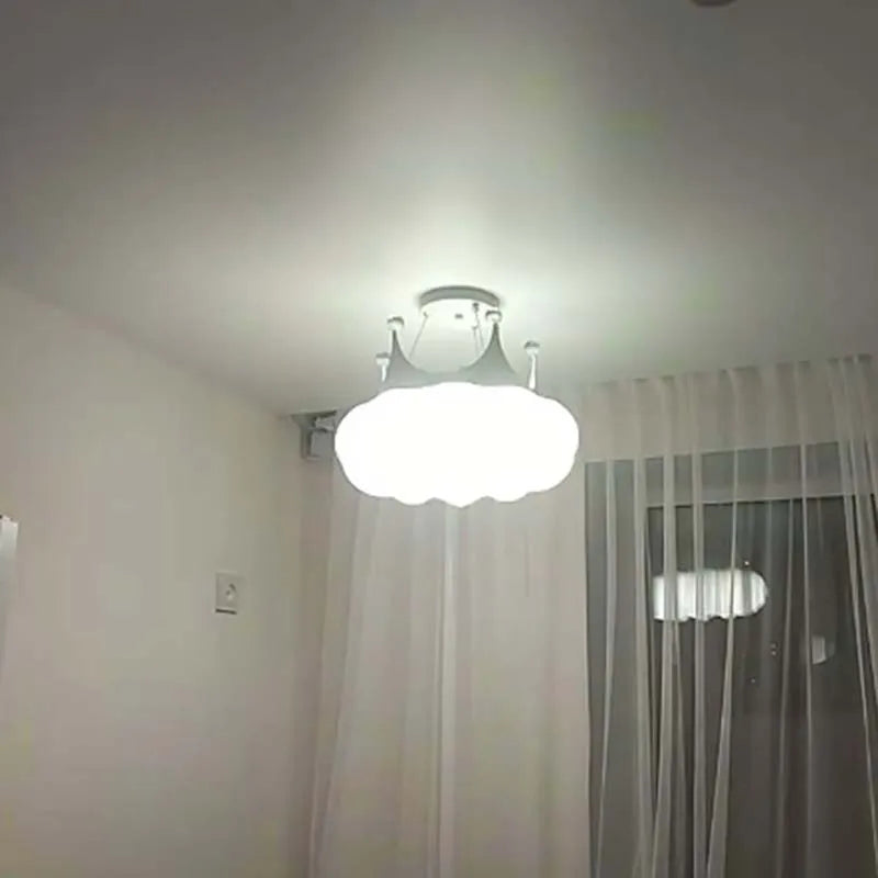 Kremowy Żyrandol z Królewskim Akcentem