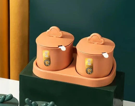 Stylowy organizer do przypraw z praktycznymi łyżeczkami