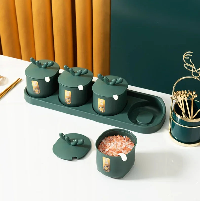 Stylowy organizer do przypraw z praktycznymi łyżeczkami