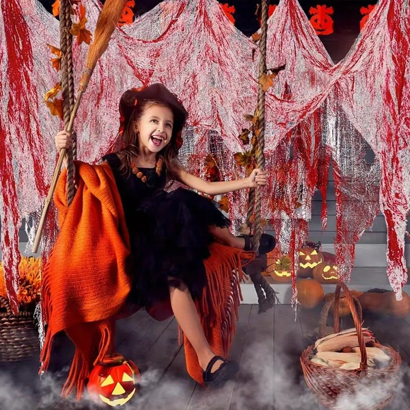 Krwawa zasłona z gazy do drzwi — straszna dekoracja na Halloween i imprezy grozy