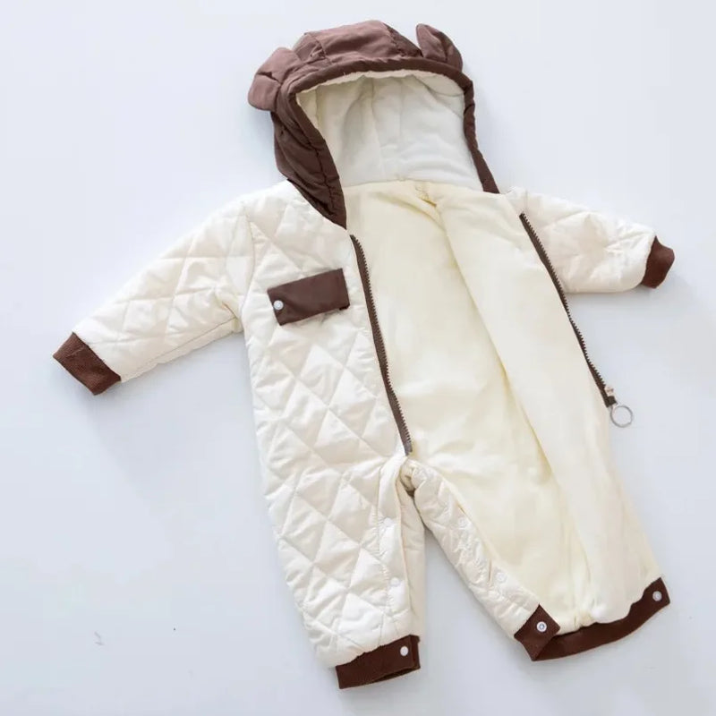 Przytulny onesie z motywem misia na zimowe dni