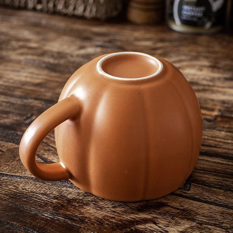Uroczy kubek ceramiczny w kształcie dyni na jesienne napoje