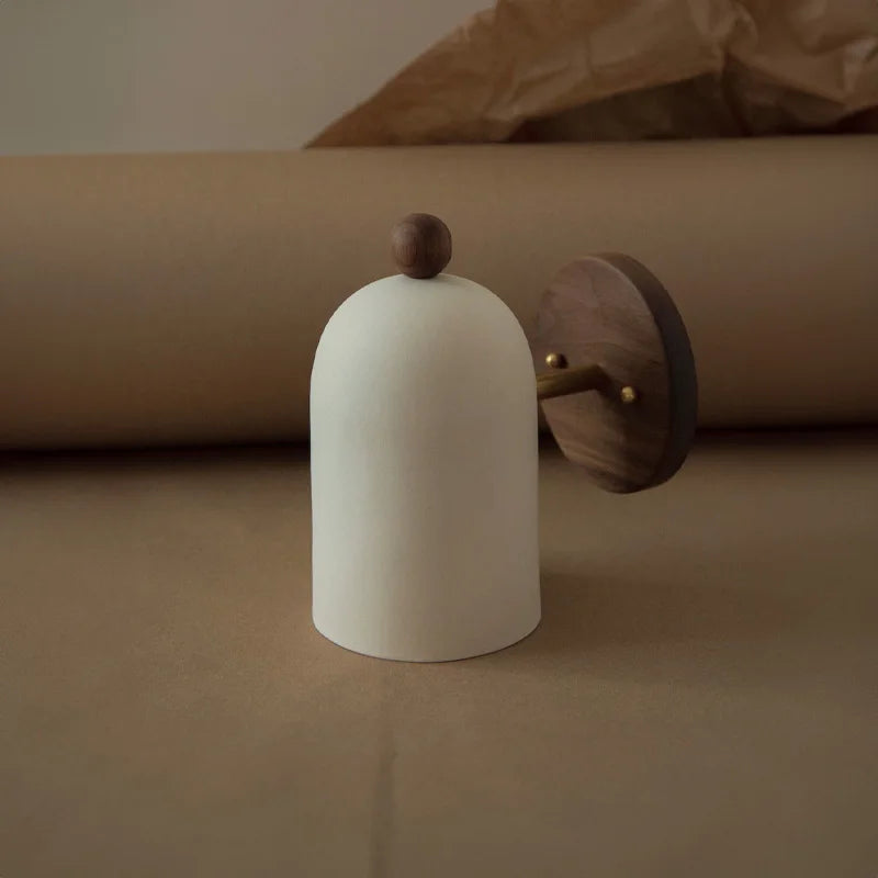Lampa Ścienna z Orzecha Włoskiego w Stylu Wabi-Sabi dla Przytulnego Wnętrza