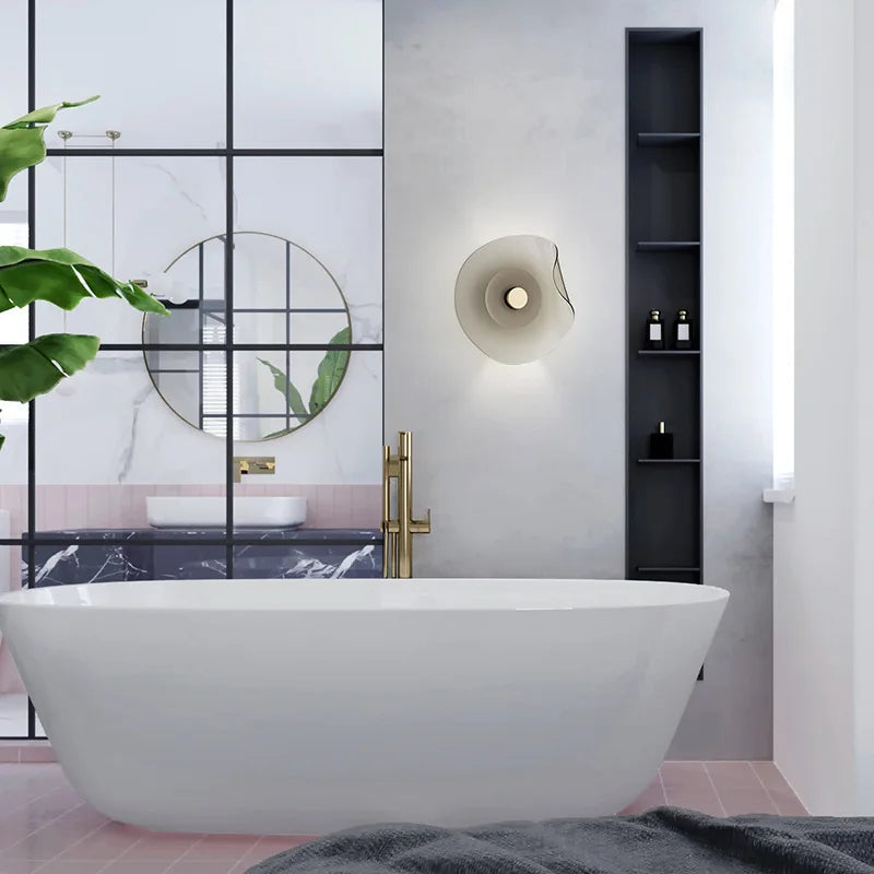 Smukła Lampa Ścienna ze Szkła w Nowoczesnym Stylu