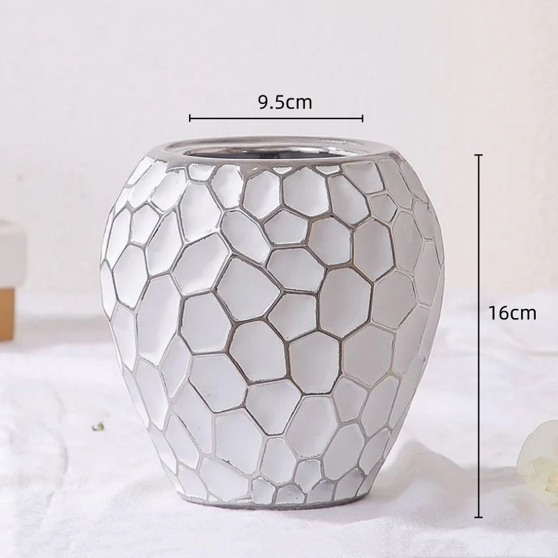 Elegancki wazon ceramiczny ze złotym akcentem