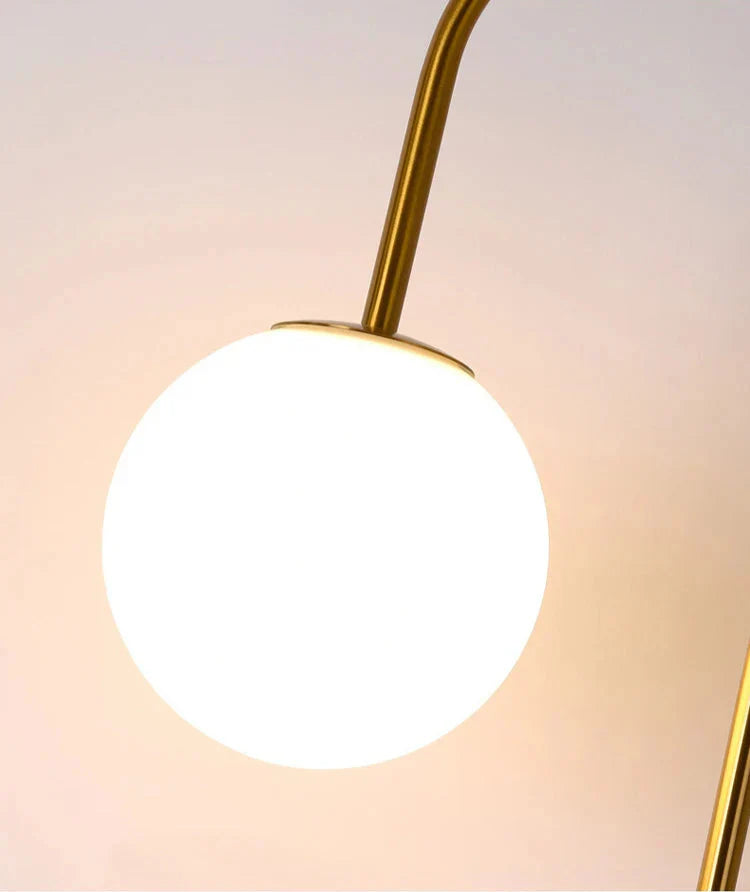 Nordycka lampa stojąca z marmurowym stolikiem