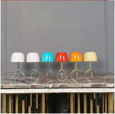 Nowoczesna Lampa Biurkowa z Metalowym Trójnogiem