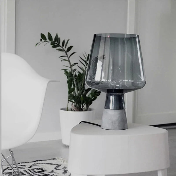 Nowoczesna lampa biurkowa o betonowym wyglądzie i eleganckim wyglądzie
