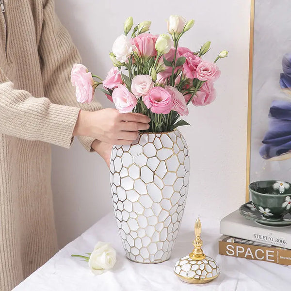 Elegancki wazon ceramiczny ze złotym akcentem