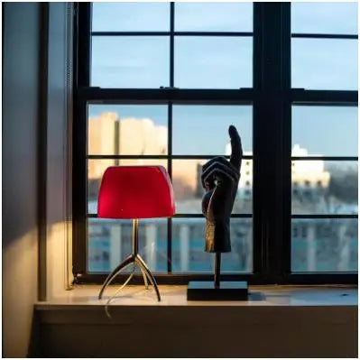 Nowoczesna Lampa Biurkowa z Metalowym Trójnogiem