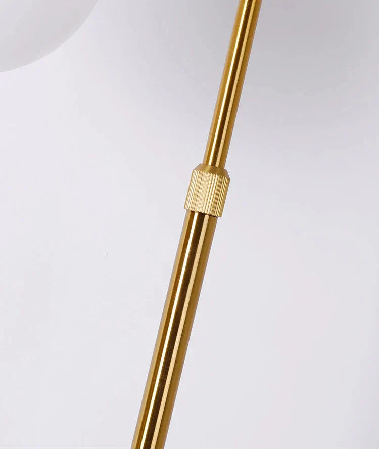 Nordycka lampa stojąca z marmurowym stolikiem