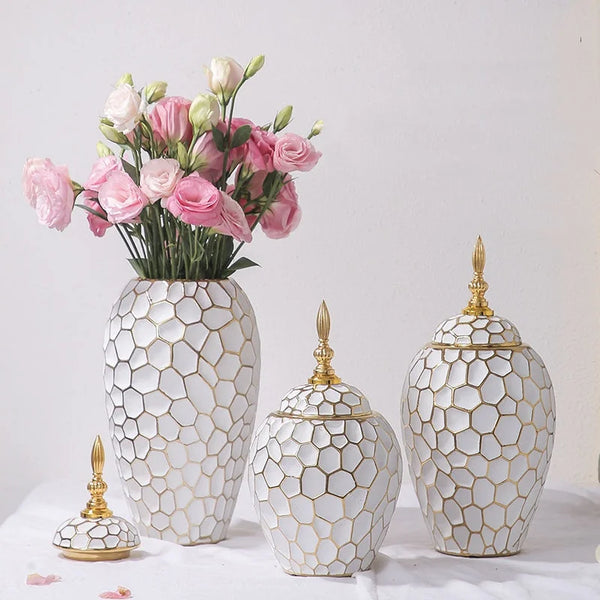Elegancki wazon ceramiczny ze złotym akcentem