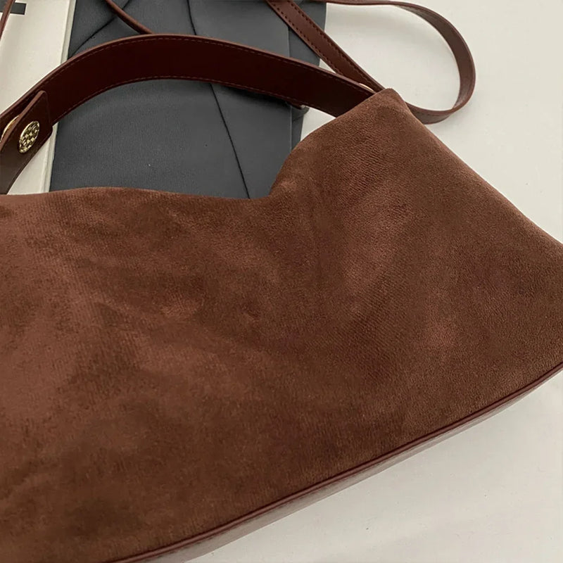 Zamszowa Torebka Elena Tote – Idealna na Spotkania i Do Pracy