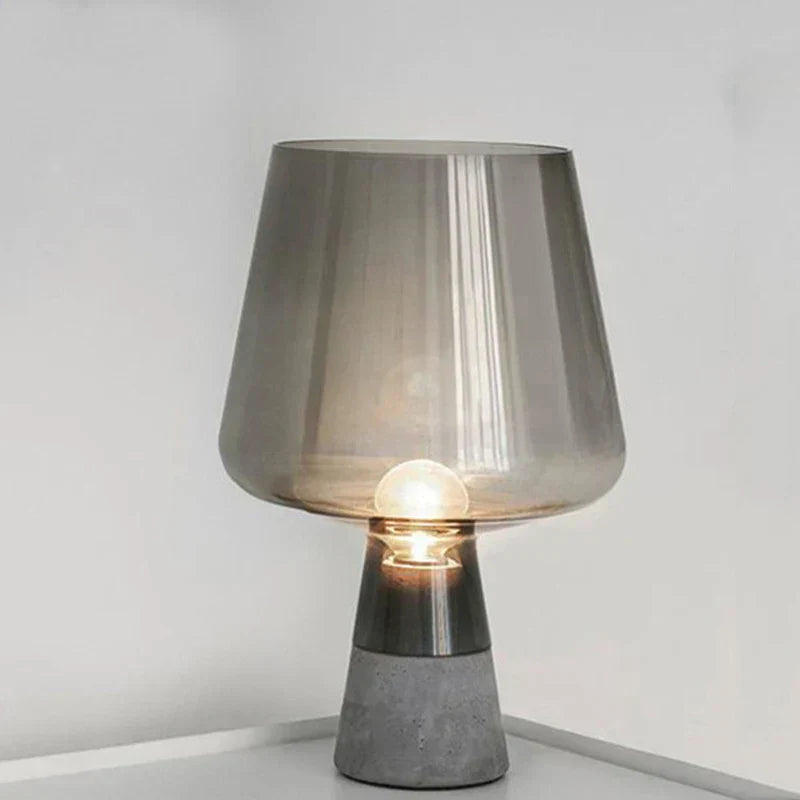 Nowoczesna lampa biurkowa o betonowym wyglądzie i eleganckim wyglądzie