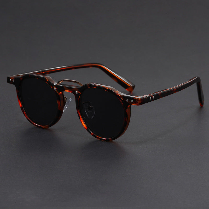 Stylowe Okulary z Pełną Ochroną UV i Outdoorowym Charakterem