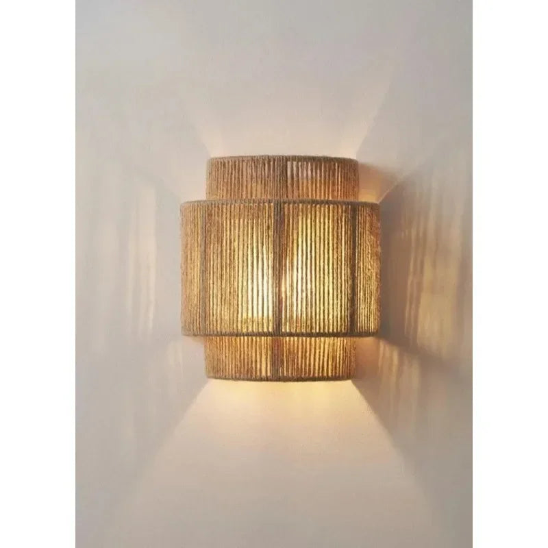 Ścienna lampa LED z naturalnym brązowym wykończeniem i sznurem konopnym