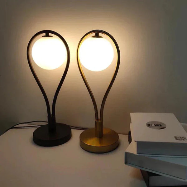 Elegancka lampa do sypialni ze szklanymi detalami