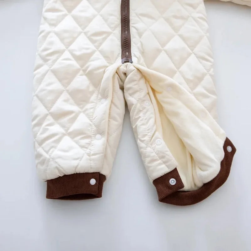 Przytulny onesie z motywem misia na zimowe dni